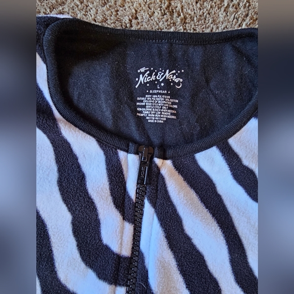NICK & NORA Zebra Onesies - Picture 4 of 4